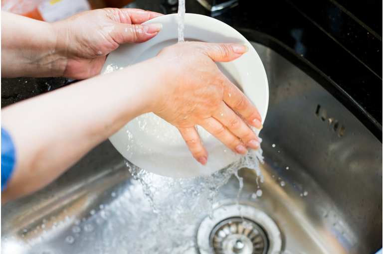 水仕事や洗剤でバリア機能が低下した手｜ハンドクリームが効かない理由