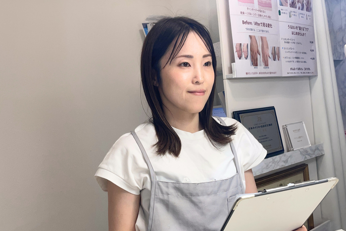 お客様の爪の状態を確認しながらカウンセリングを行う様子