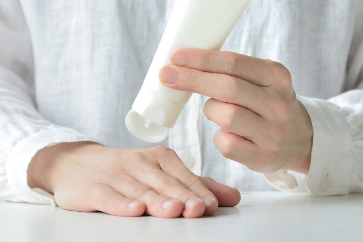 ハンドクリームで手の保湿をしている様子