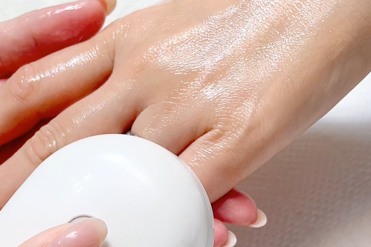 Resh nailでハンドケアの施術を受けている様子